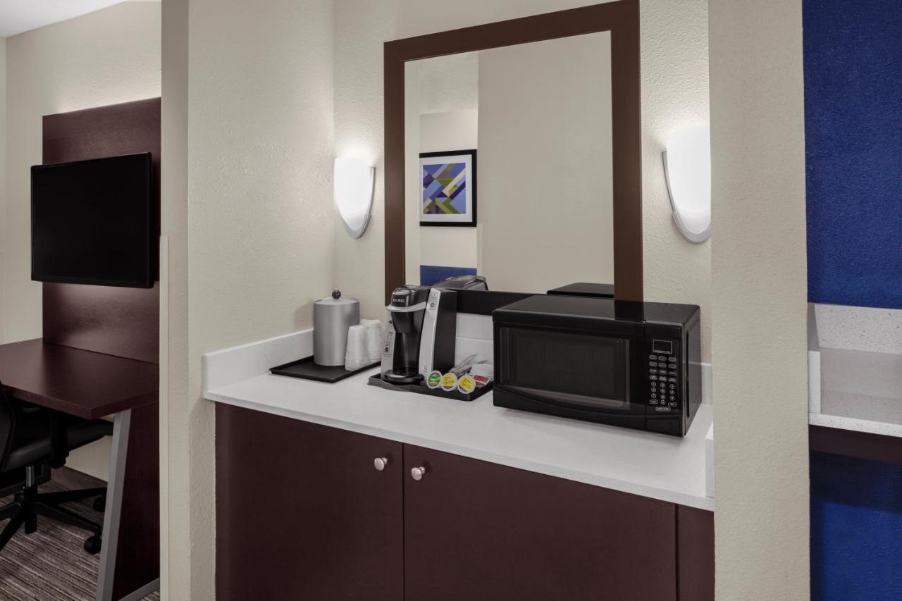 Express & Sw - Outlet Ctr Area By Ihg Hotel