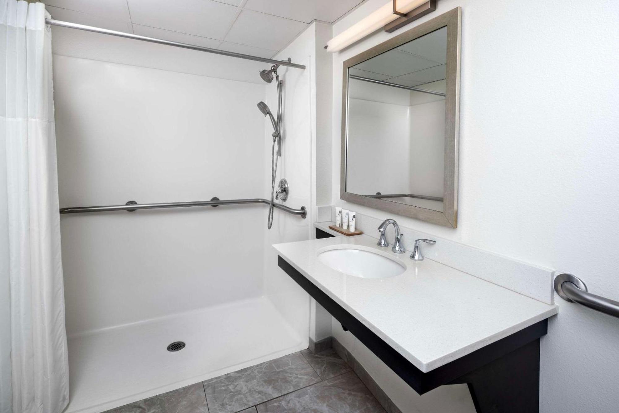 Hotel Country & By Radisson Downtown Tunnel Road 3*