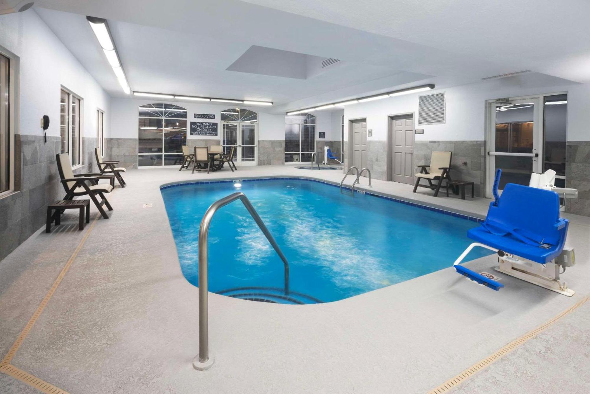 Hotel Country & By Radisson Downtown Tunnel Road