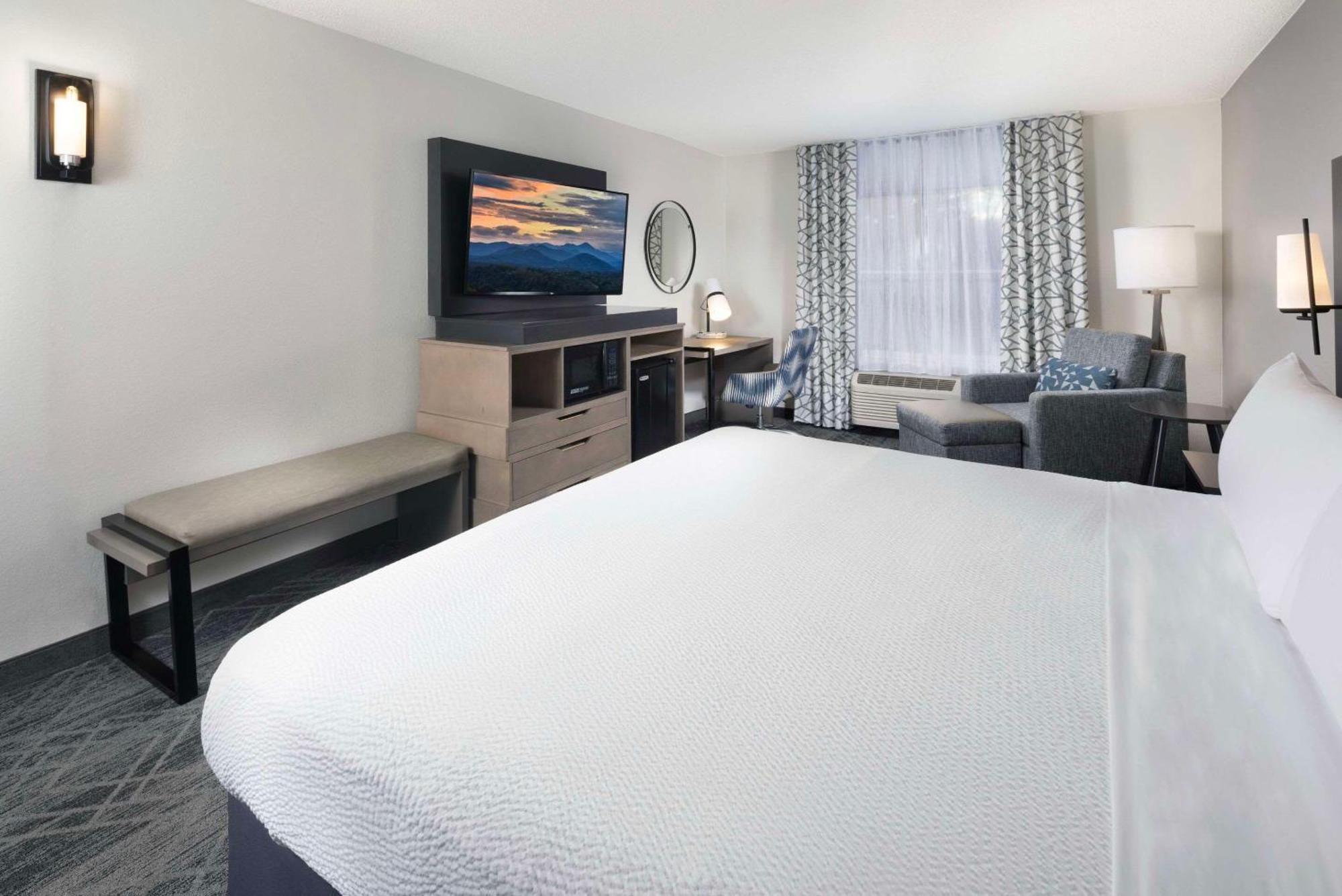 Hotel Country & By Radisson Downtown Tunnel Road
