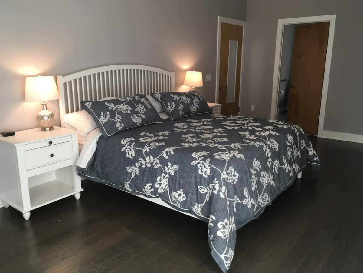 2Br Condo With Balcony, Free Tix, Walk To Downtown