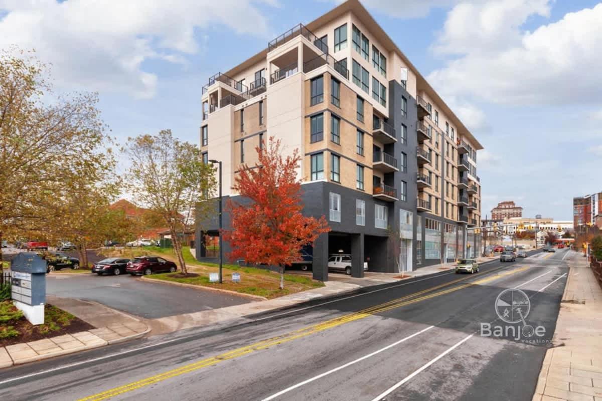 2Br Condo With Balcony, Free Tix, Walk To Downtown Holiday home *