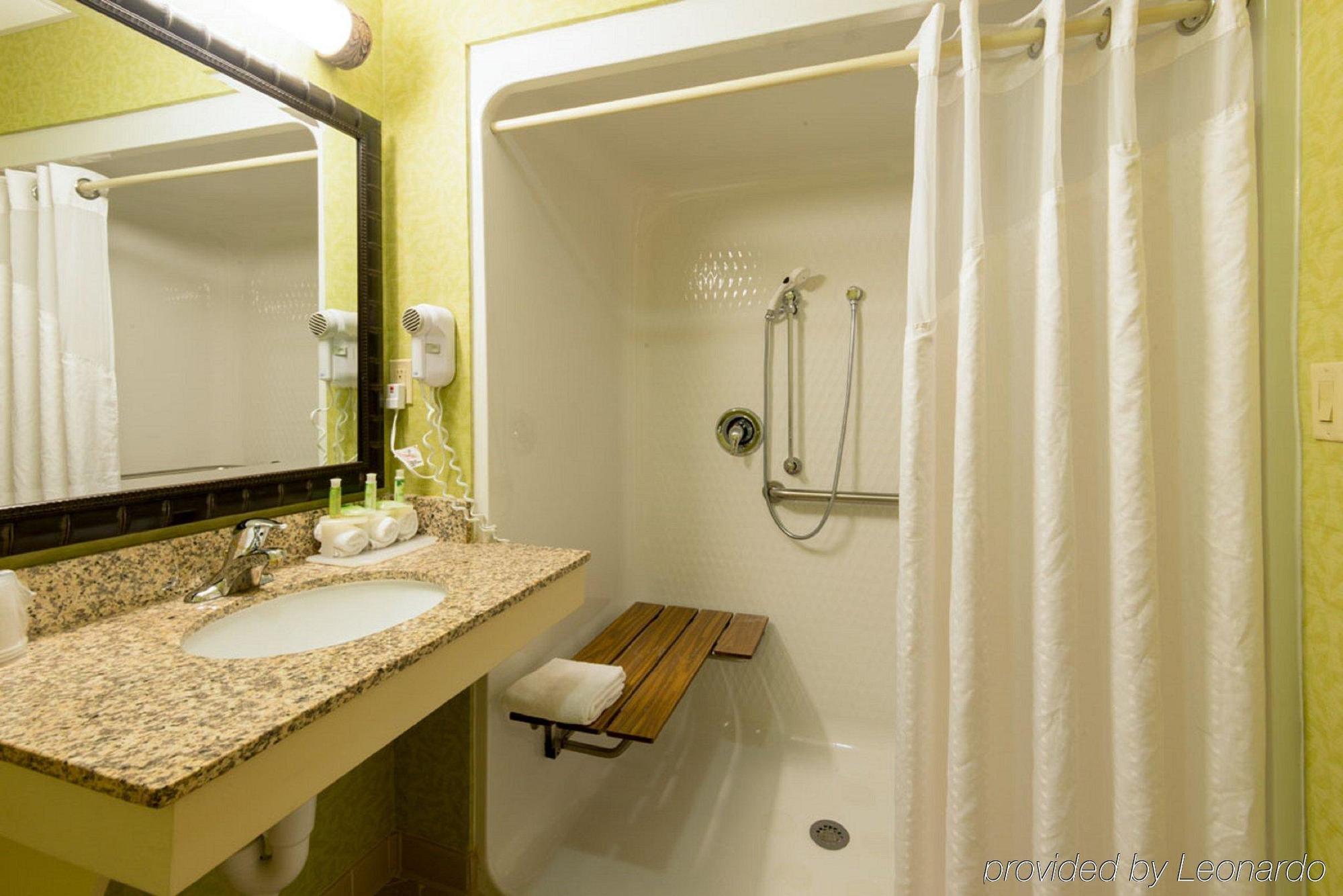 Hotel Express & Sw - Outlet Ctr Area By Ihg 2*
