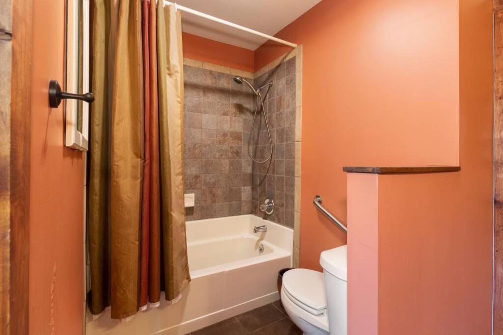 Holiday home Chestnut Hill Retreat-spacious-3 Miles To Downtown Asheville