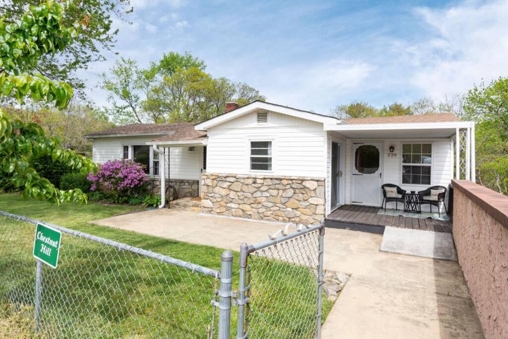 Holiday home Chestnut Hill Retreat-spacious-3 Miles To Downtown