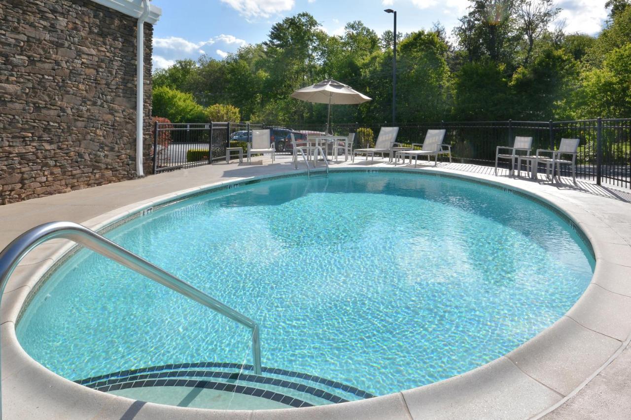 Country & By Radisson, West Near Biltmore 3*