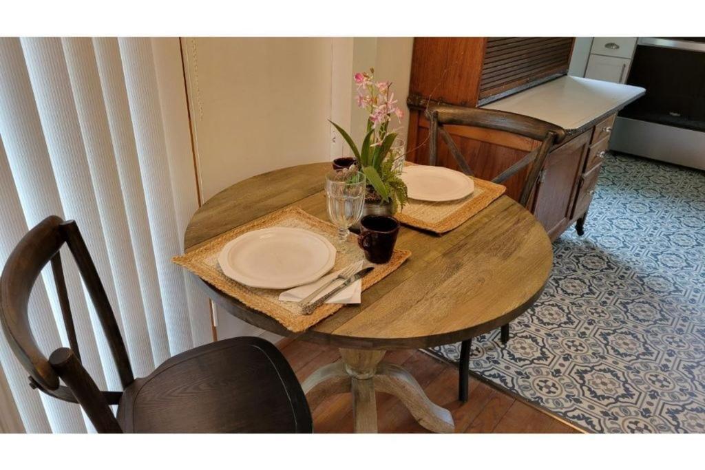 The Wisp, A Quaint Farm Cottage, Conveniently Located Between Downtown And Black Mountain