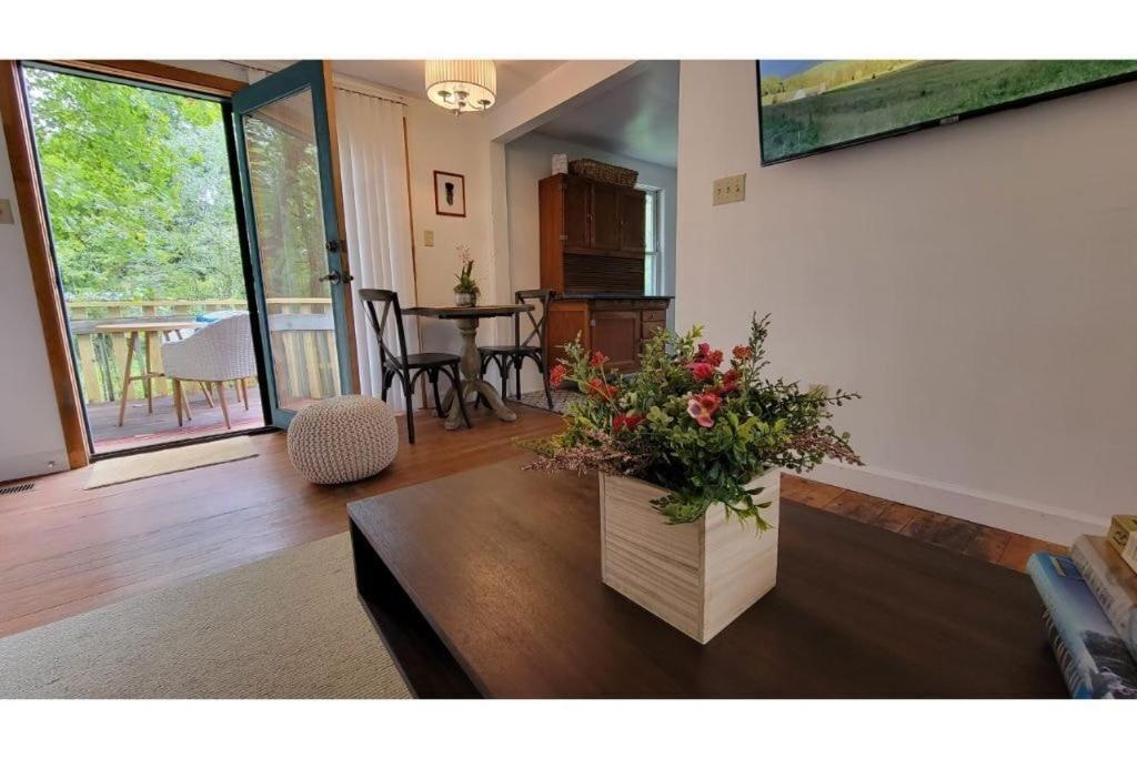 The Wisp, A Quaint Farm Cottage, Conveniently Located Between Downtown And Black Mountain Holiday home *
