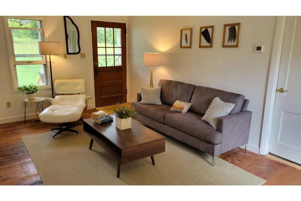 The Wisp, A Quaint Farm Cottage, Conveniently Located Between Downtown And Black Mountain Holiday home