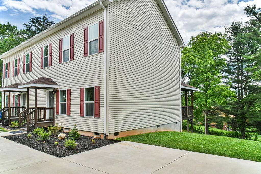Holiday home Pisgah Place! Comfy 2br Apt/house!