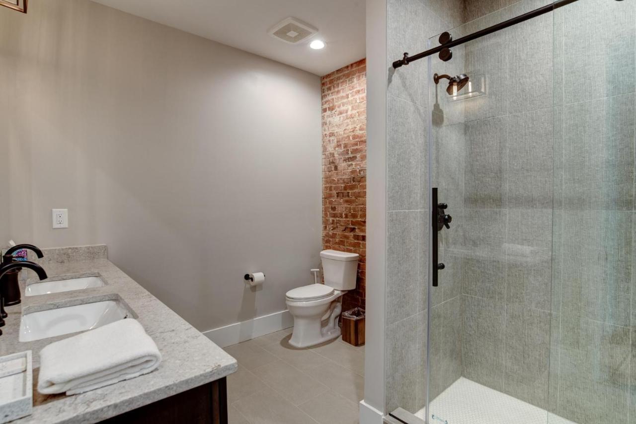 Large 3 Bedroom 3 And A Half Bath Downtown Holiday home *