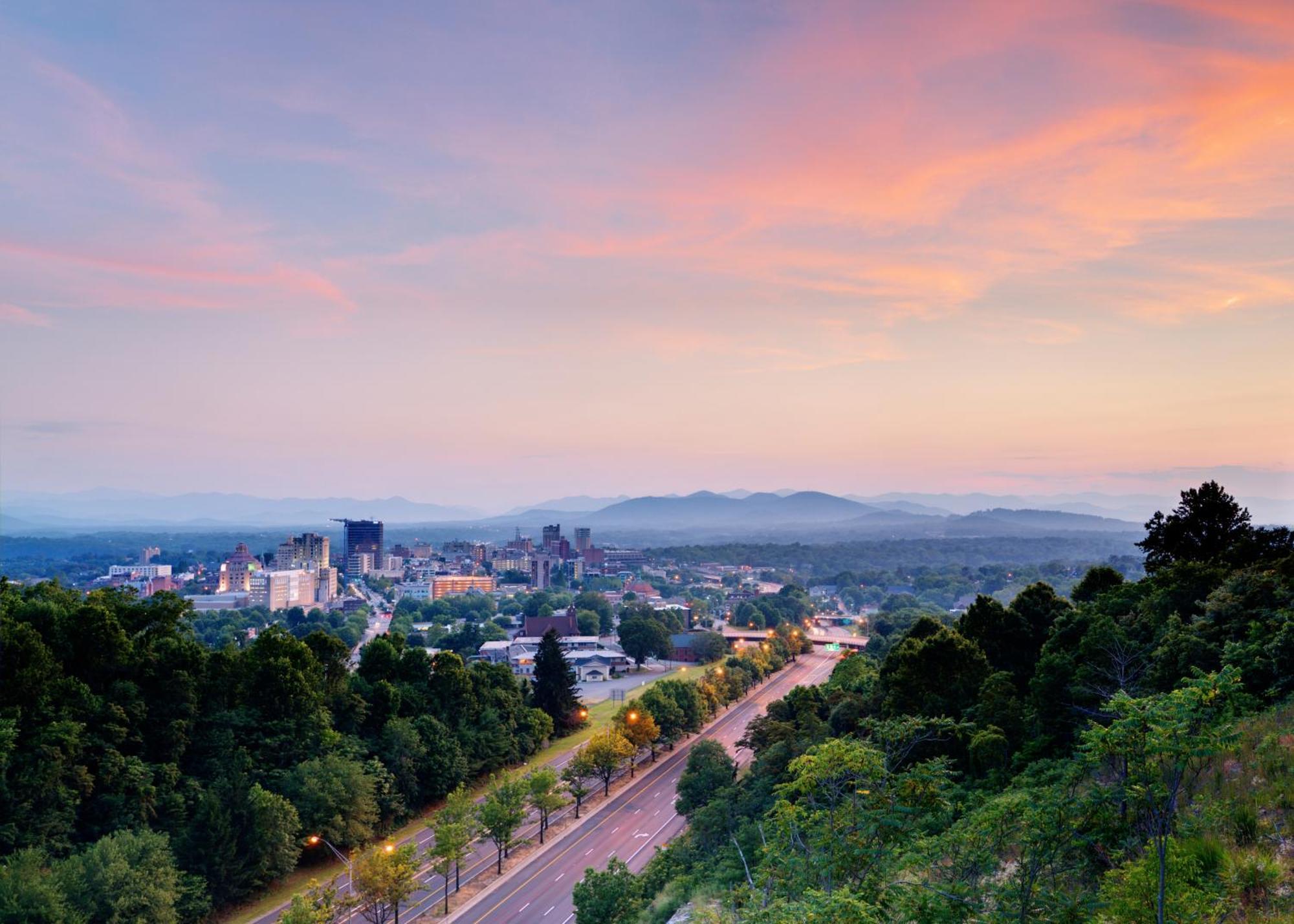 Cottontail Pet-friendly, Fire Pit & 10 Min. To Downtown Avl! *