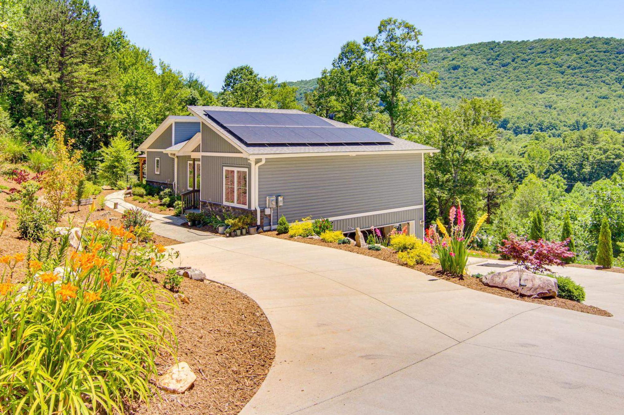 Comfy Vacation With Hot Tub! Apartment Asheville