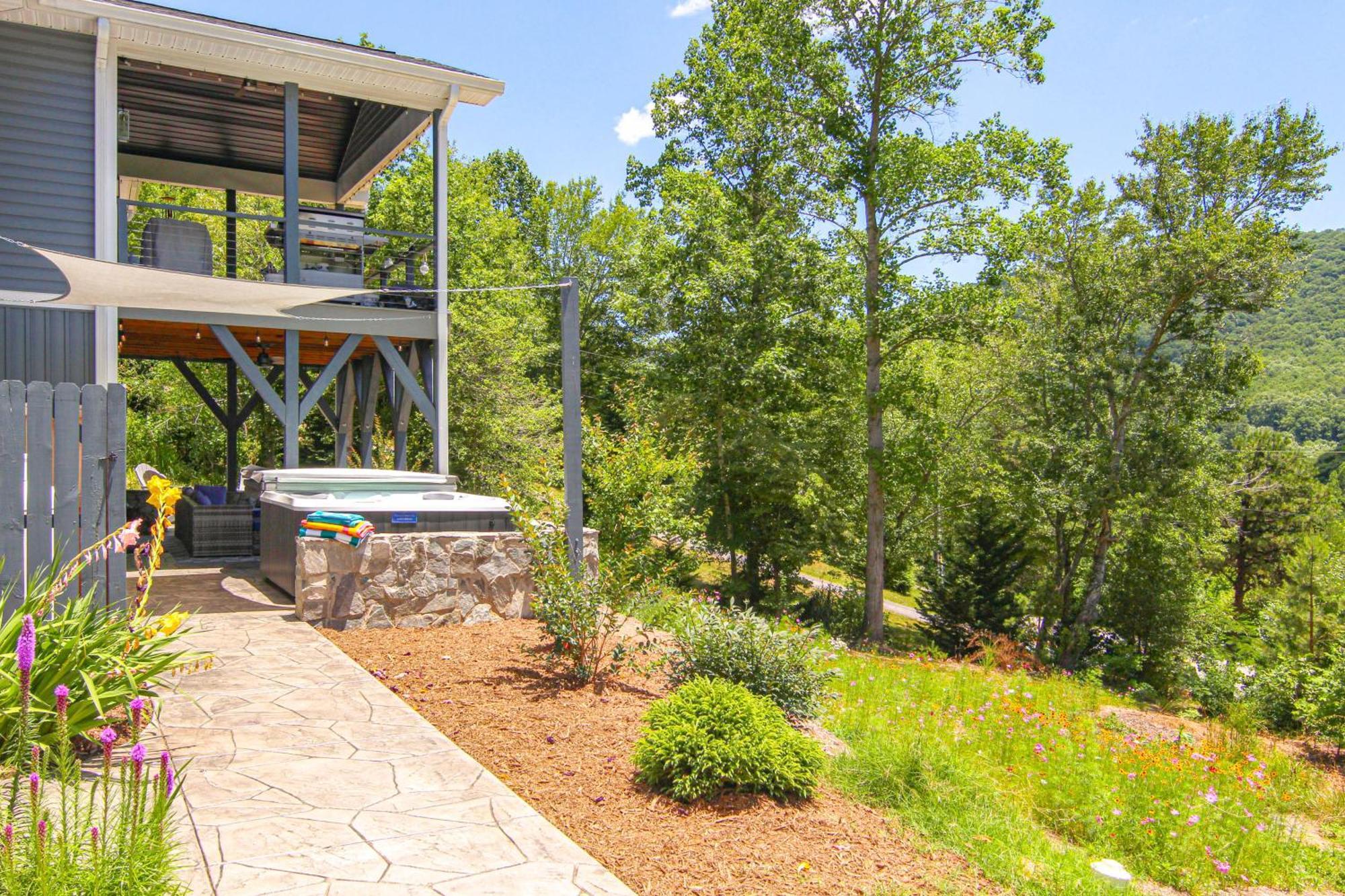 Apartment Comfy Vacation With Hot Tub! Asheville