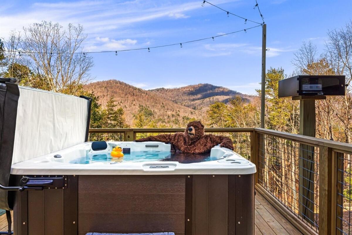 Black Bear Ridge Charming Pet-friendly Getaway Holiday home *