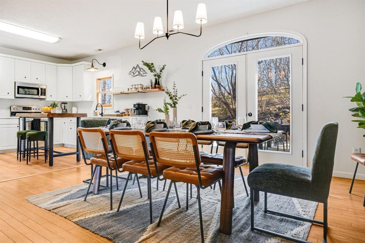 Black Bear Ridge Charming Pet-friendly Getaway Holiday home *