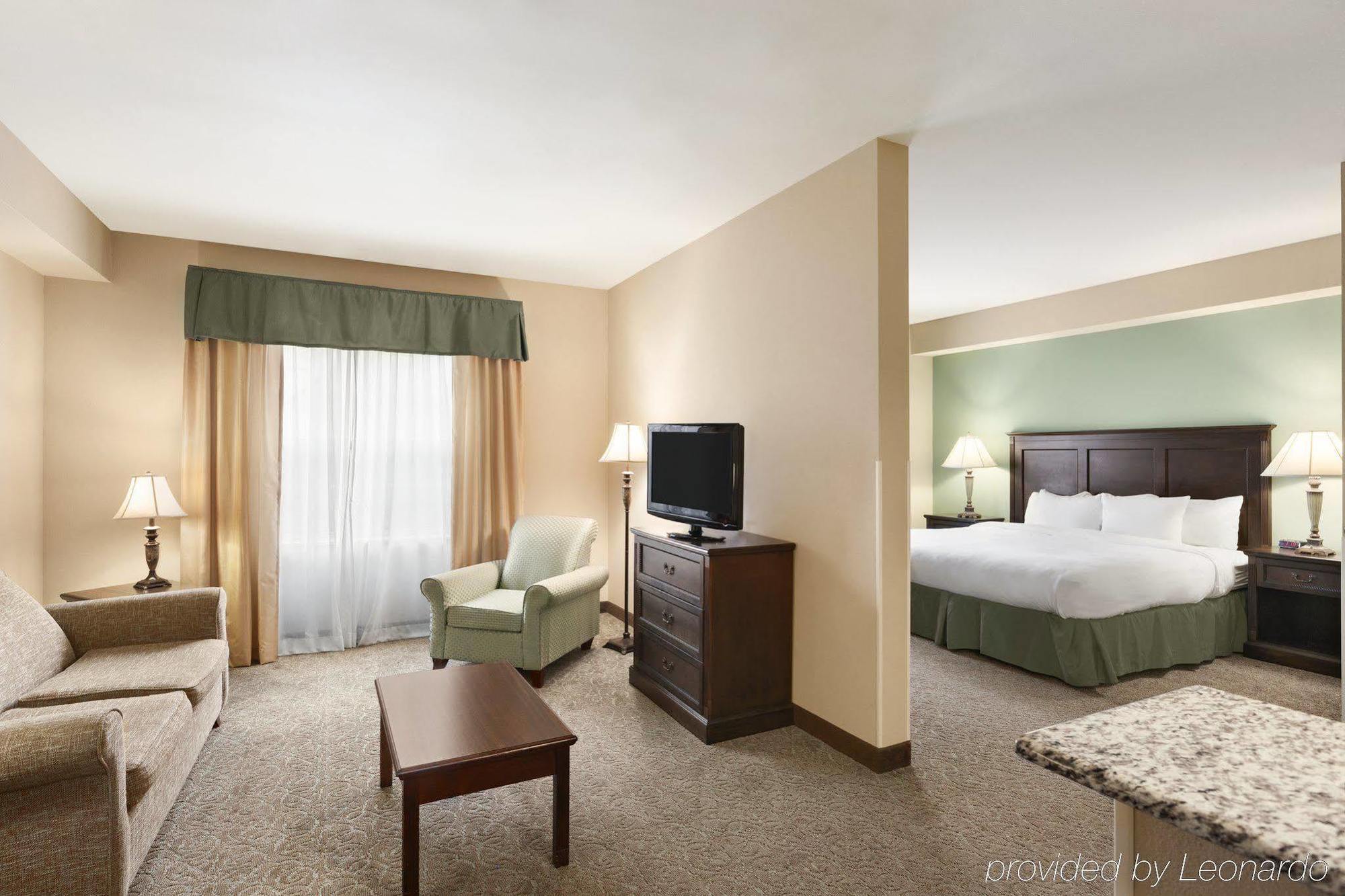 Country & By Radisson, West Near Biltmore 3*