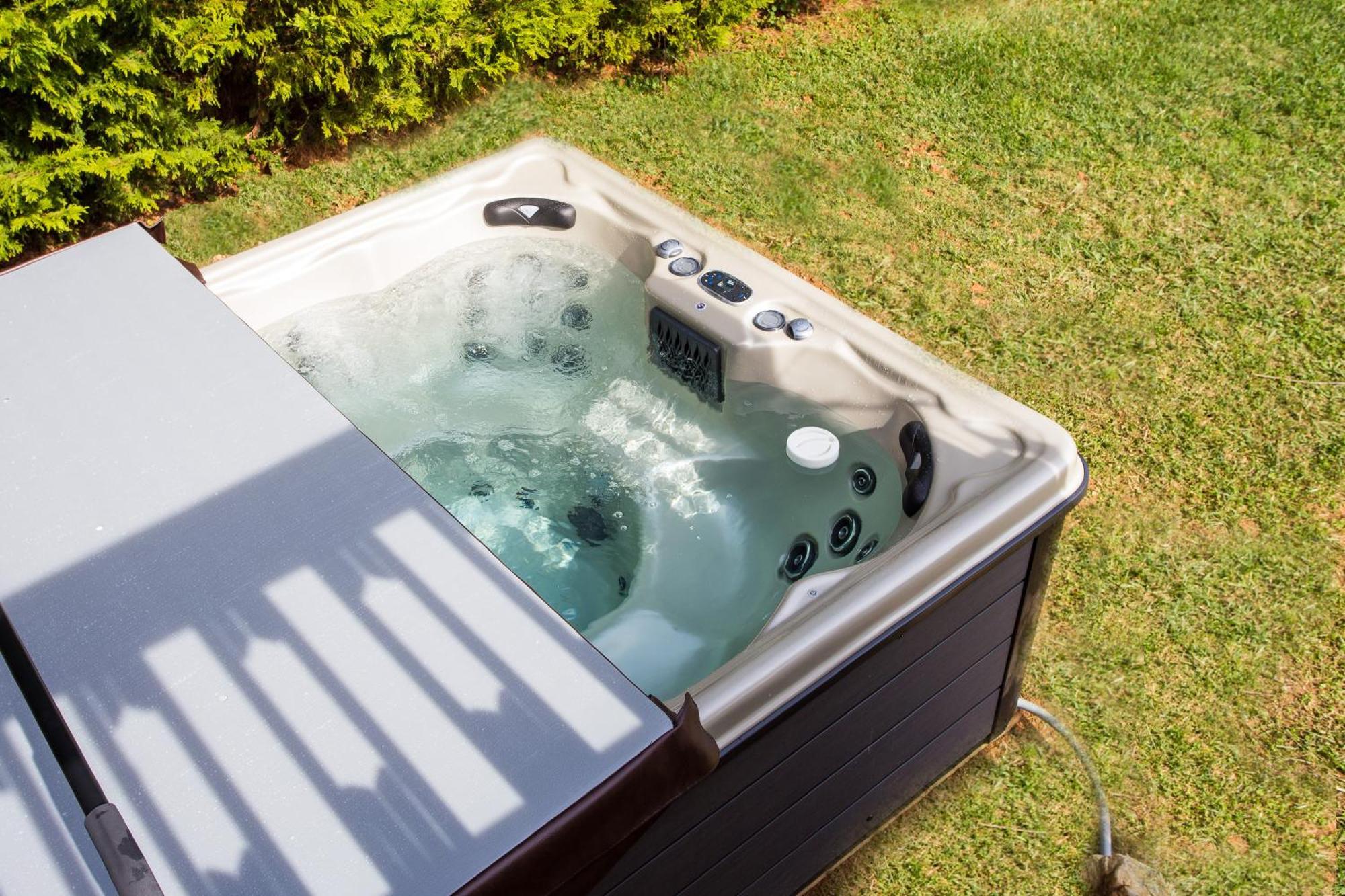 Holiday home Premium Wifi! Luxurious In With Private Hot Tub! *