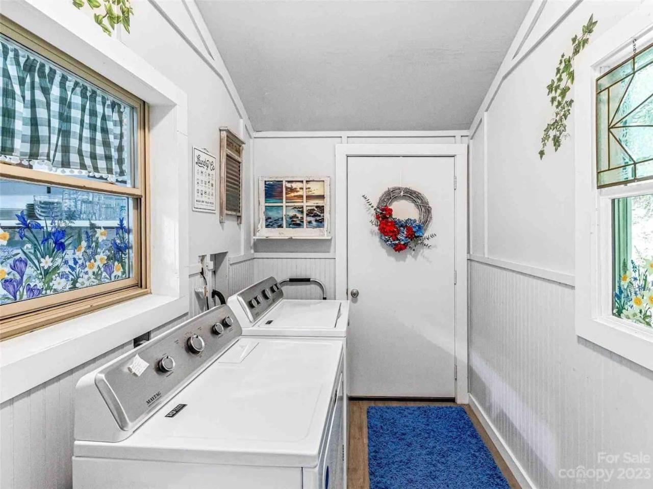 Cheerful Retreat With Quick Downtown Access