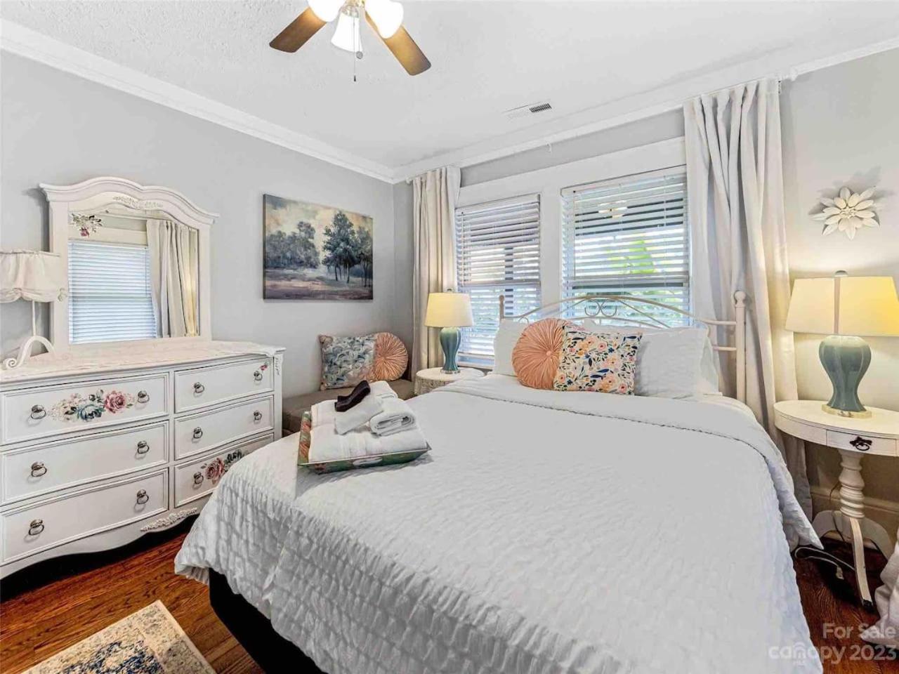 Cheerful Retreat With Quick Downtown Access Country house