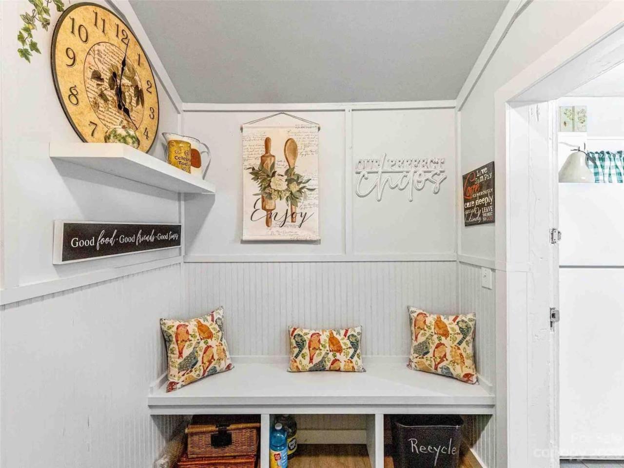 Country house Cheerful Retreat With Quick Downtown Access