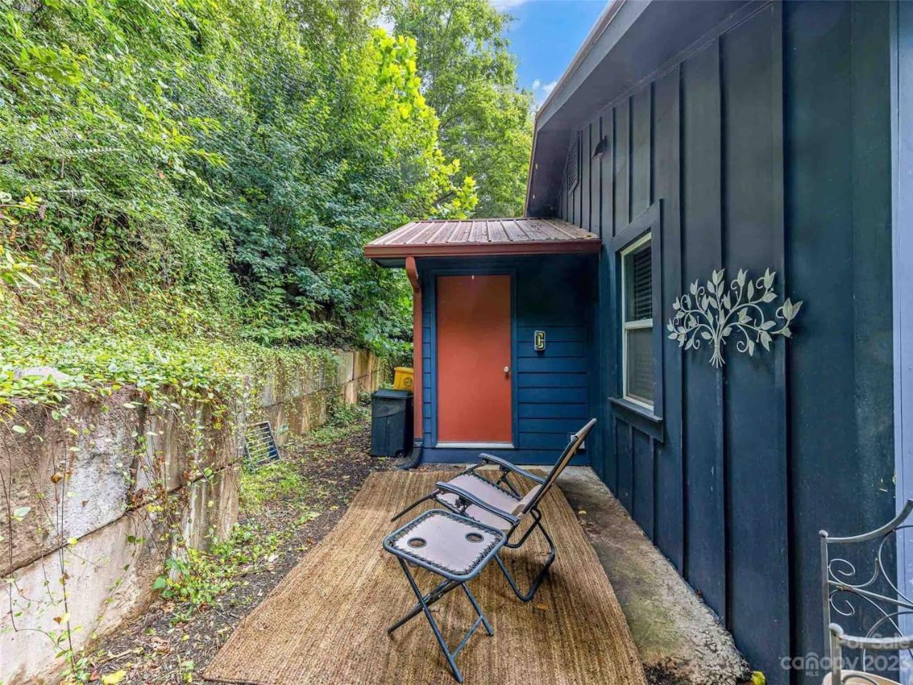 Cheerful Retreat With Quick Downtown Access